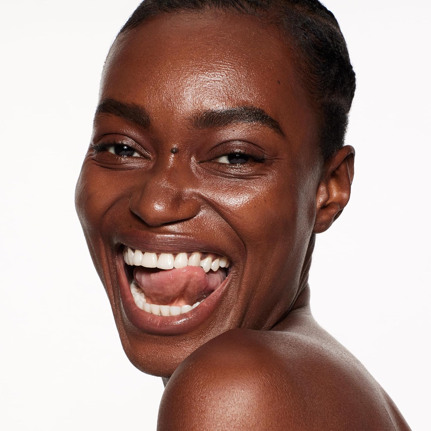 Shiseido RevitalEssence Skin Glow Foundation SPF 30  Construible, cobertura media  Hidratación 24 horas y uso de 12 horas  Resistente a la