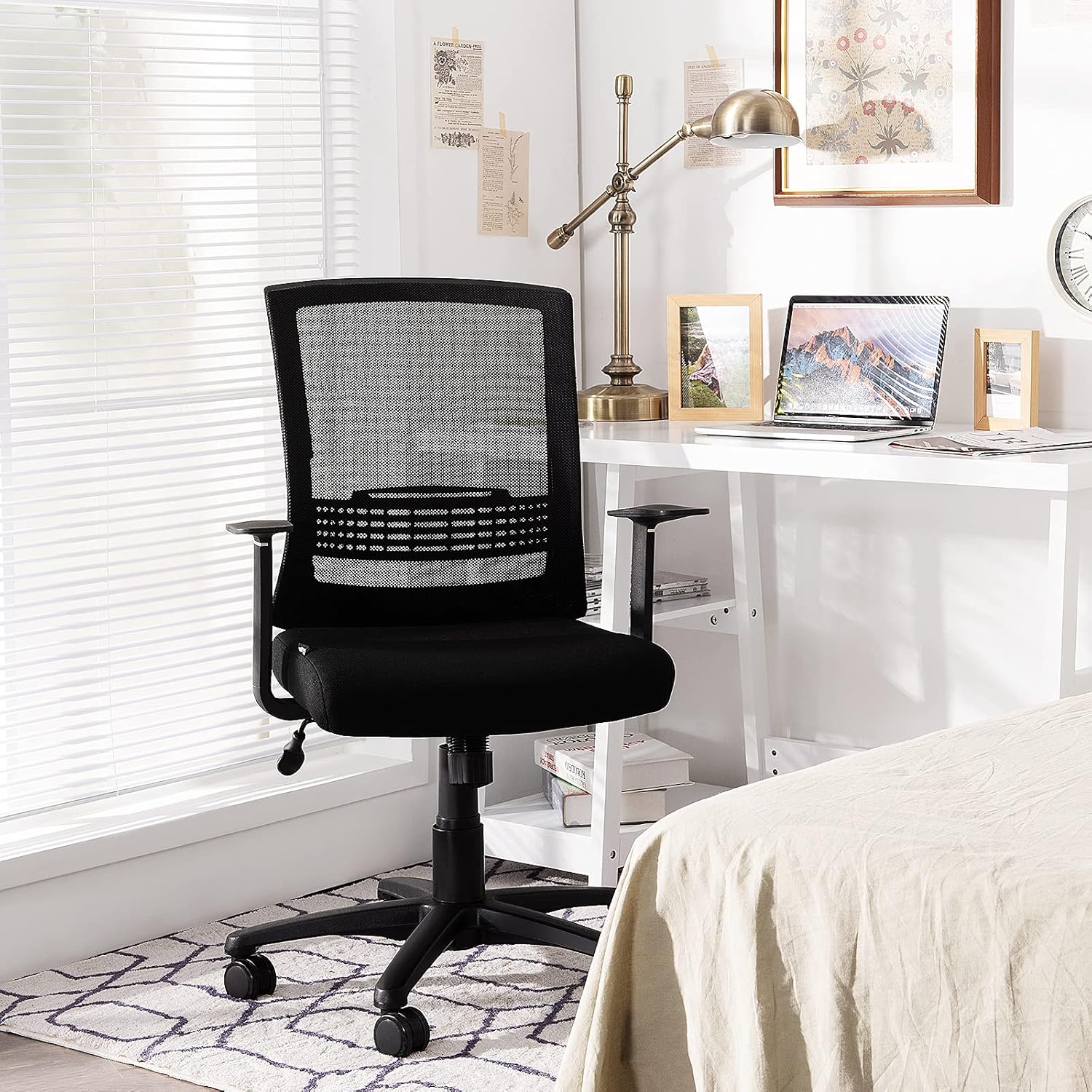 Giantex Silla de oficina ejecutiva ergonómica de malla con soporte lumbar ajustable, silla de gestión giratoria con función mecedora, silla de