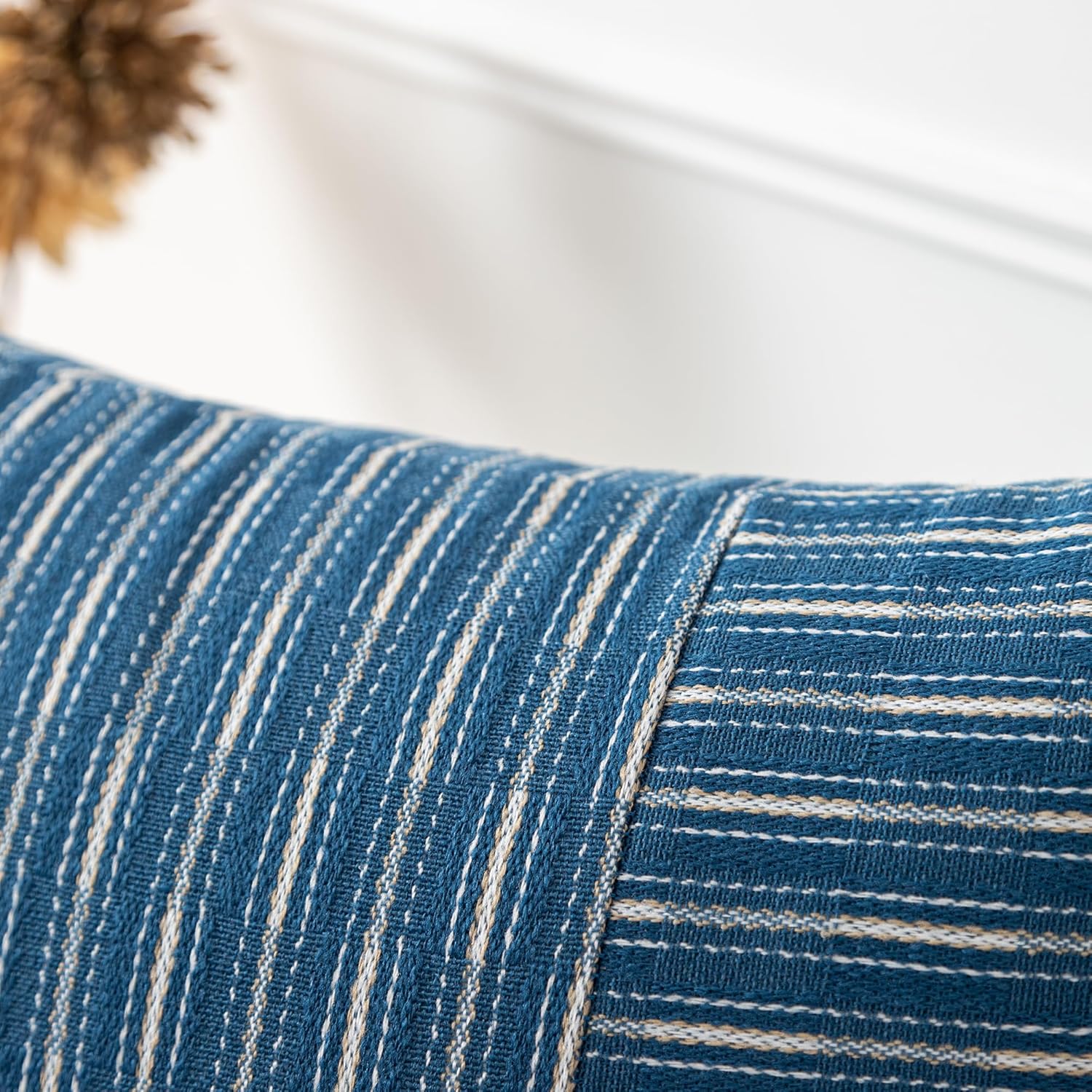 Kevin Textile – Juego de 2 fundas de almohada decorativas de lino a rayas de color azul marino y beige, 24 x 24 pulgadas, para sofá o dormitorio