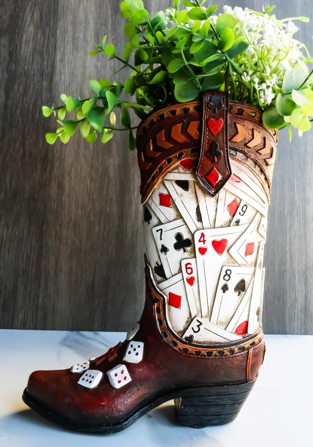 Ebros Gift Rustic Country Western Gambler – Juego de cartas y dados de póker de casino de cuero sintético con herramientas de vaquero, florero o