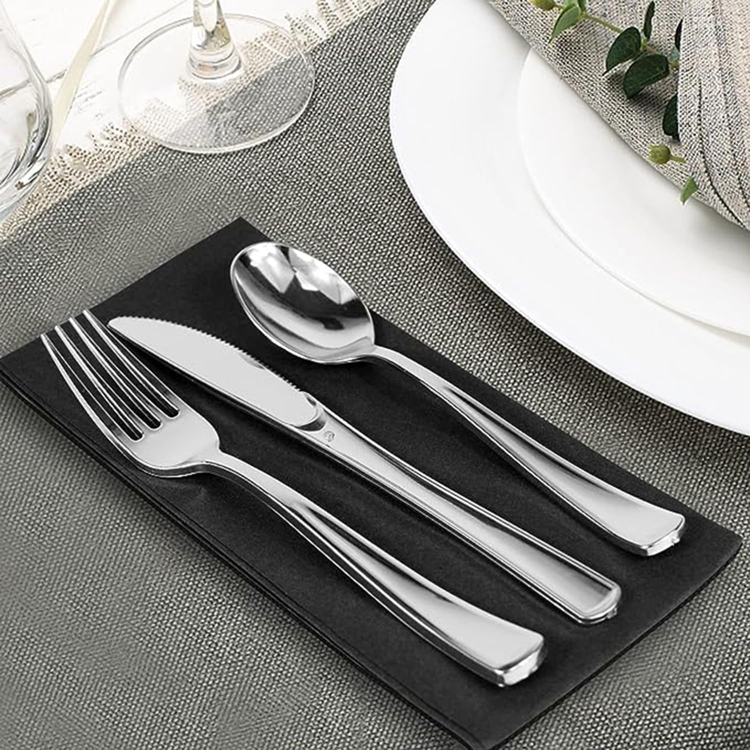Paquete de 50 servilletas de papel desechables negras con sensación de lino, servilletas de mano para baño, bodas, fiestas, cenas, tamaño 16 x 16