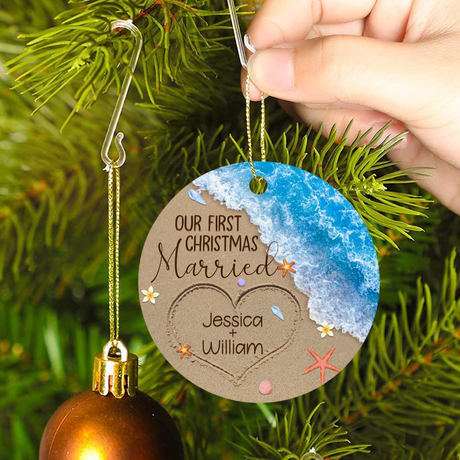 Adorno personalizado de playa casada con nuestra primera Navidad, mar 2024, adorno de Navidad personalizado recién casado, regalos de boda en la