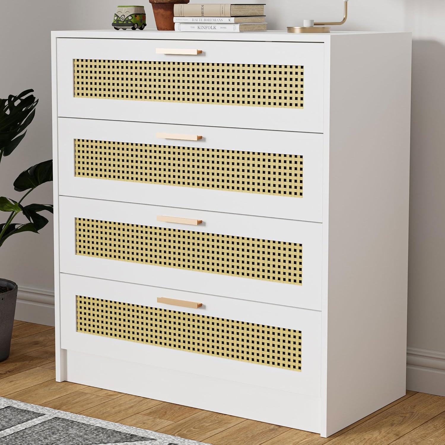Cozy Castle Cómoda bohemia de 4 cajones, cómoda de madera con asas de metal, cómoda moderna de ratán para dormitorio, color blanco