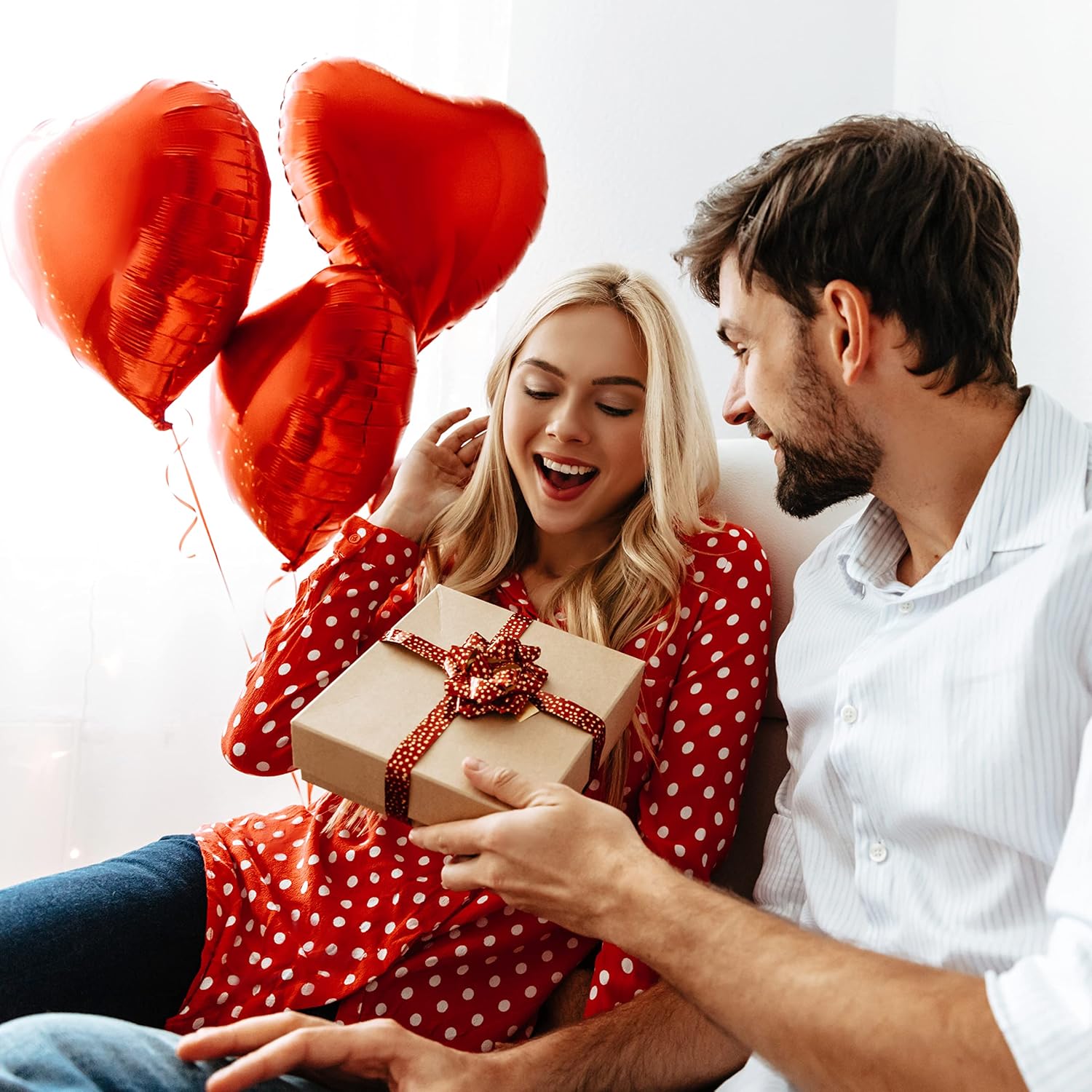 Amped & Co – Luz de neón LED de amor, 18 x 9 pulgadas – Decoración de habitación para colgar en la pared, letrero de neón de amor – Letrero LED de