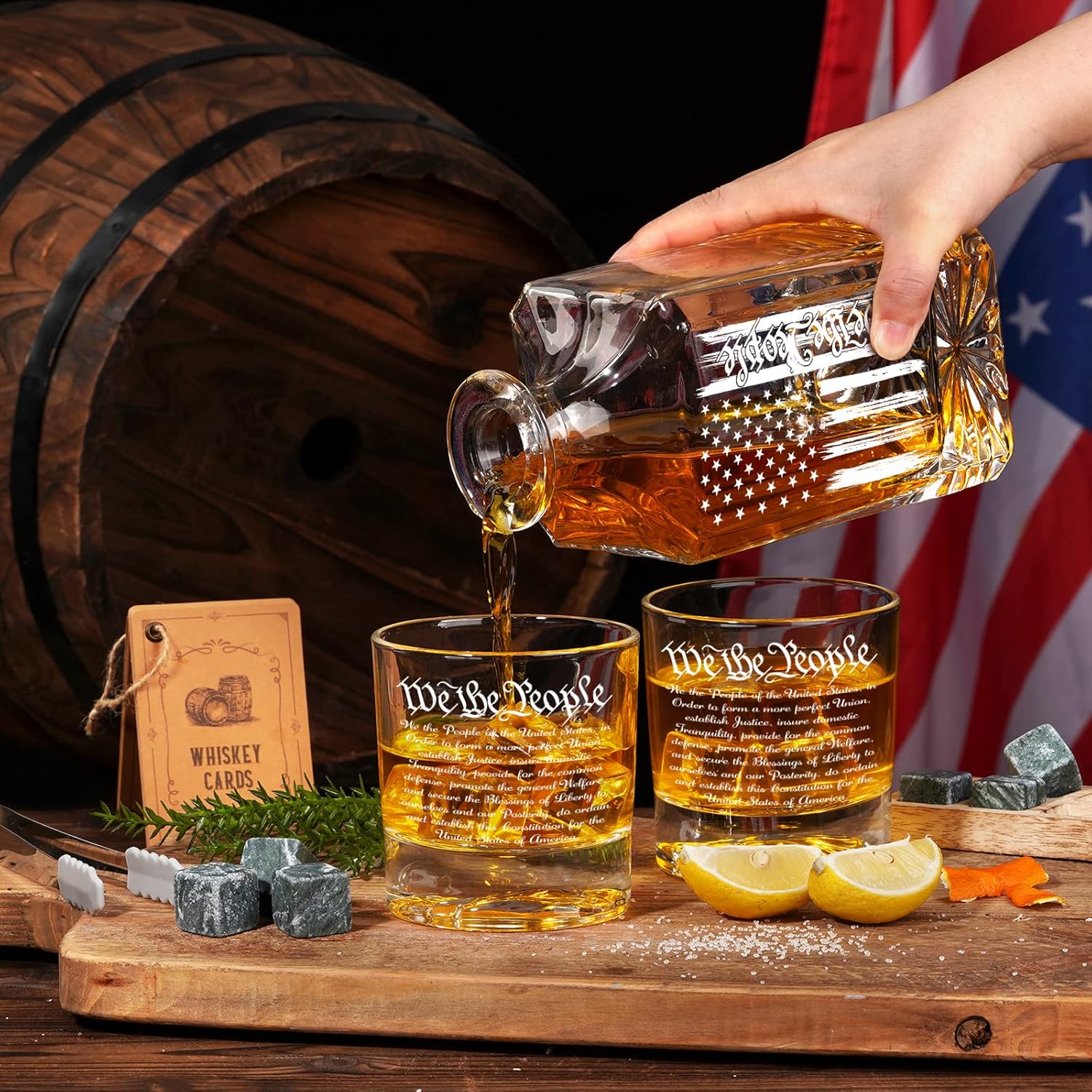 PONPUR Decantador de whisky grabado con la bandera estadounidense We The People, juego de decantador de whisky de 21.5 onzas líquidas con 2 vasos,