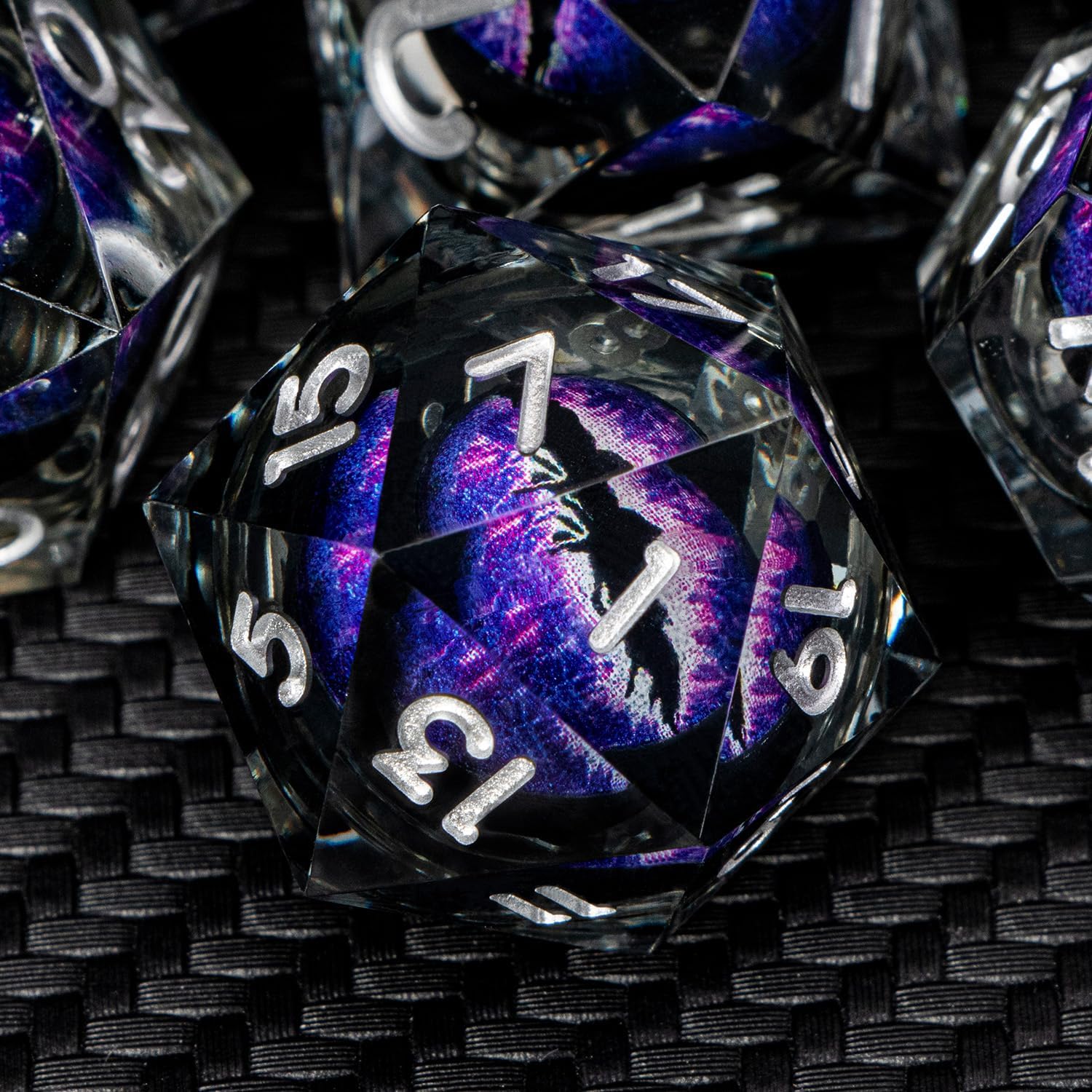 ARUOHHA DND – Juego de dados de resina de ojo de dragón con núcleo líquido, juego de dados de bordes afilados morados con caja de regalo, dados