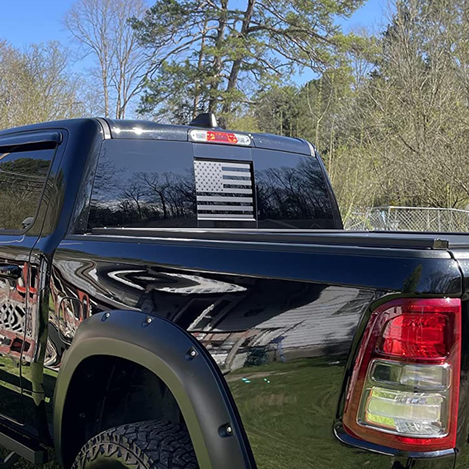 Calcomanía de vinilo para ventana trasera trasera central compatible con Nissan Titan 2013-2022 con la bandera estadounidense negra mate (equipada