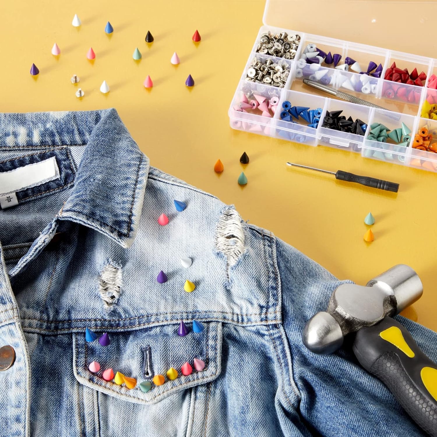 Bright Creations Juego de 230 piezas de pinchos y tachuelas coloridas para manualidades y ropa con herramientas y caja de almacenamiento de rejilla