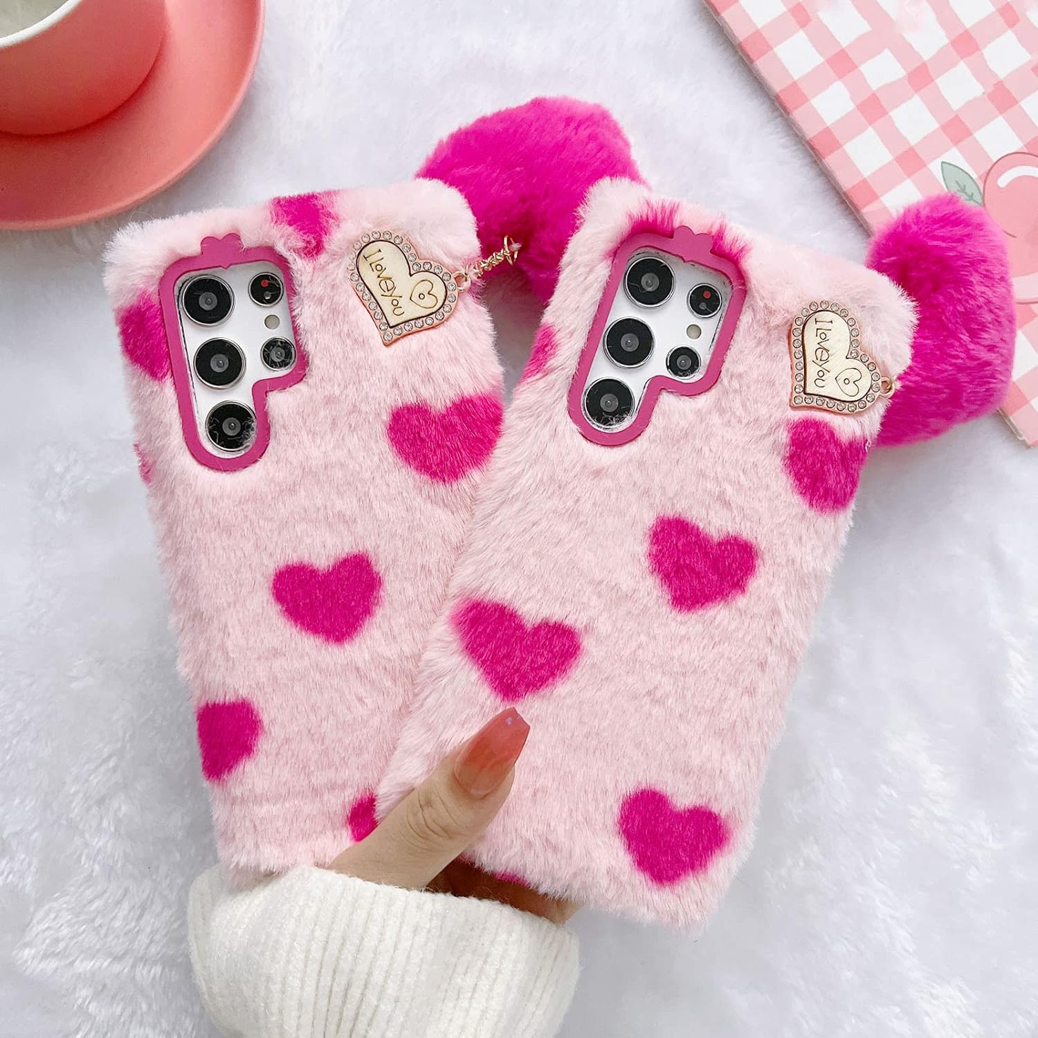 Losin Compatible con Galaxy S22 – Funda peluda ultra afelpada con bonito colgante de bola de corazón de amor 3D, funda de piel mullida y esponjosa,