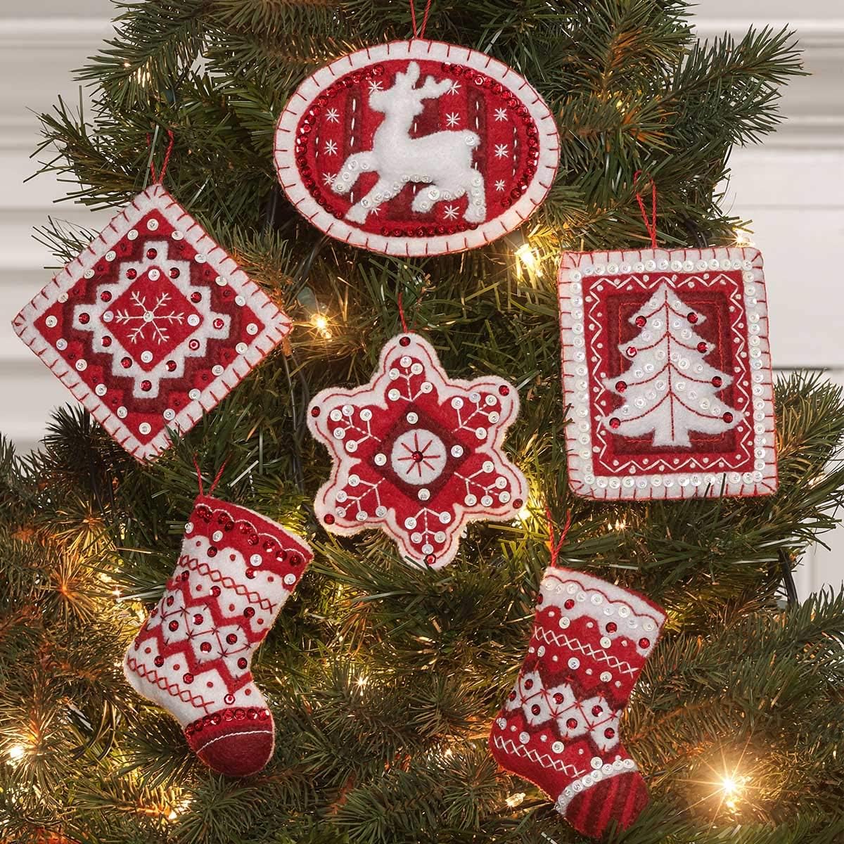 Bucilla 86964E Fieltro Applique 6 Pc. Kit de ornamento, 4″ x 4″, Navidad nórdica, rojo y blanco