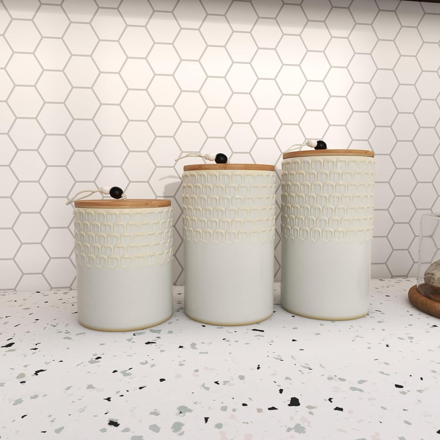 Deco 79 Tarros decorativos de cerámica con tapas de madera, juego de 3 9 pulgadas, 8 pulgadas, 7 pulgadas de alto, blanco