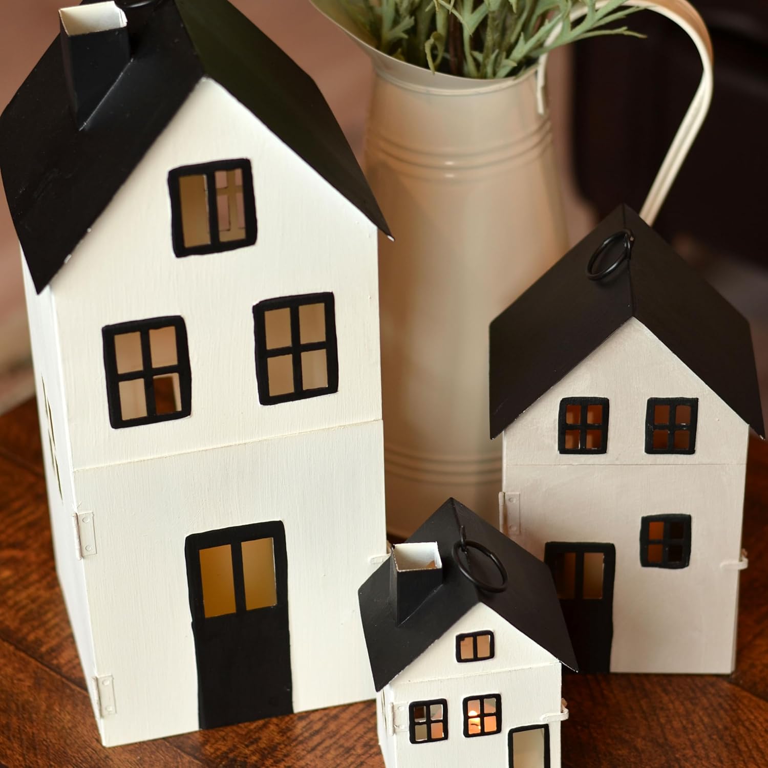 Main Street Town House – Juego de 3 faroles para velas, estilo vintage, techos negros rústicos, paredes blancas, metal, 13.75, 8.25 y 5 pulgadas de