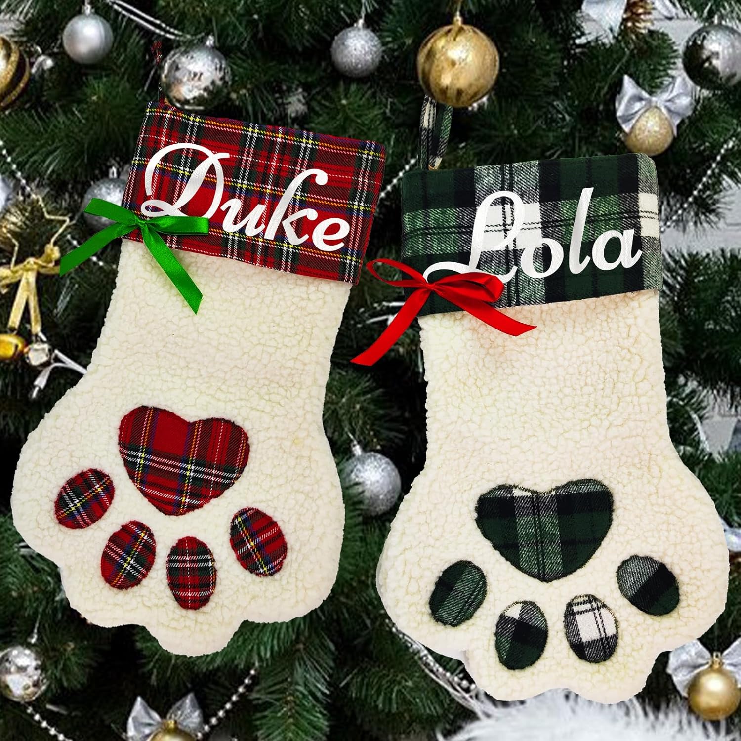Calcetines de Navidad personalizados para perros, patas de perro con nombre, sherpa sintético blanco con puño a cuadros verdes y detalles de hueso