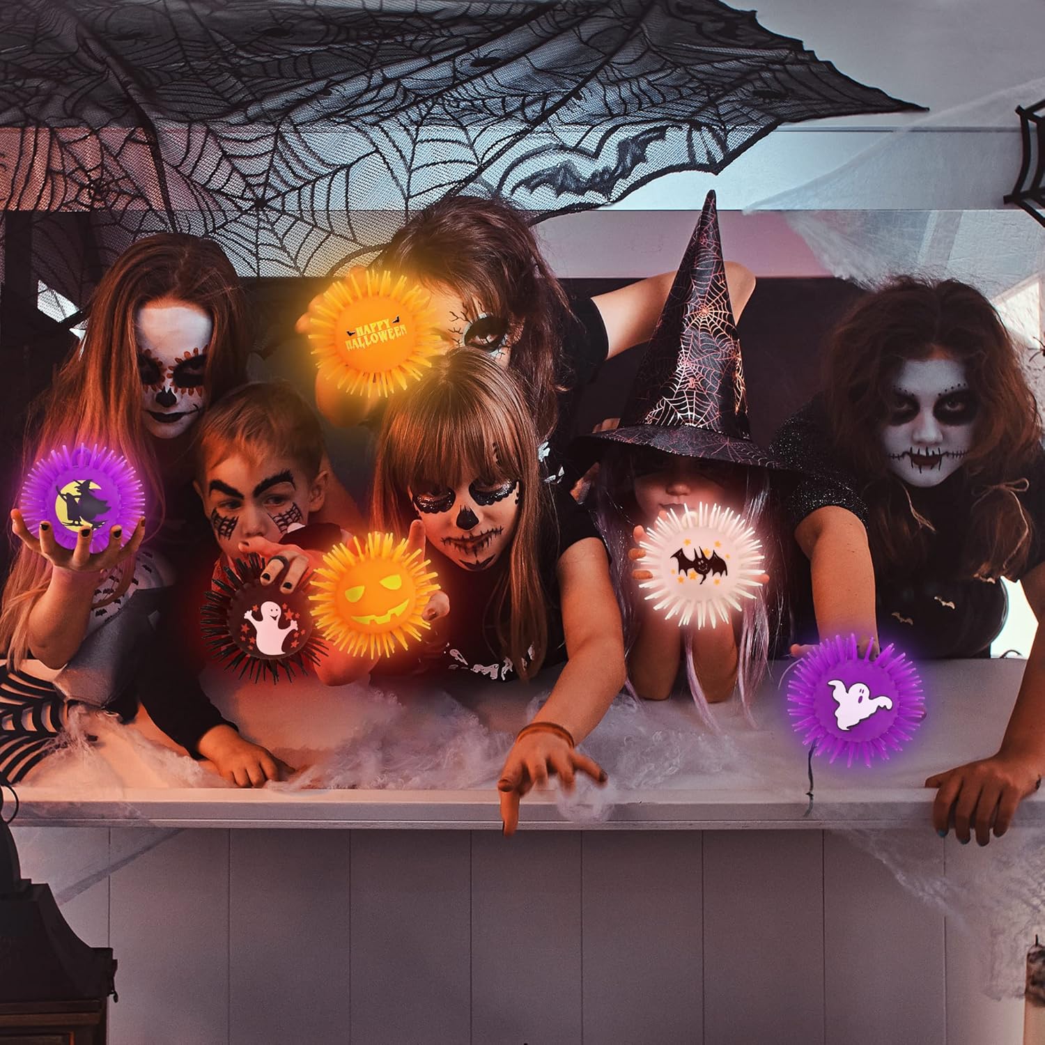 ArtCreativity Bolas de Halloween iluminadas, juego de 6, bolas de estrés suaves y puntiagudas para niños en varios colores, juguetes LED para