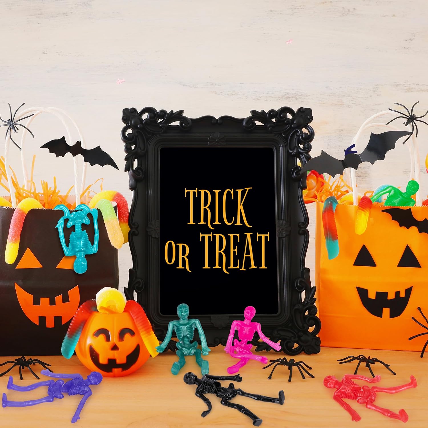ArtCreativity Juguetes de esqueleto súper elásticos, juego de 48 juguetes de Halloween para niños en 10 colores vibrantes, elásticos 7 veces su
