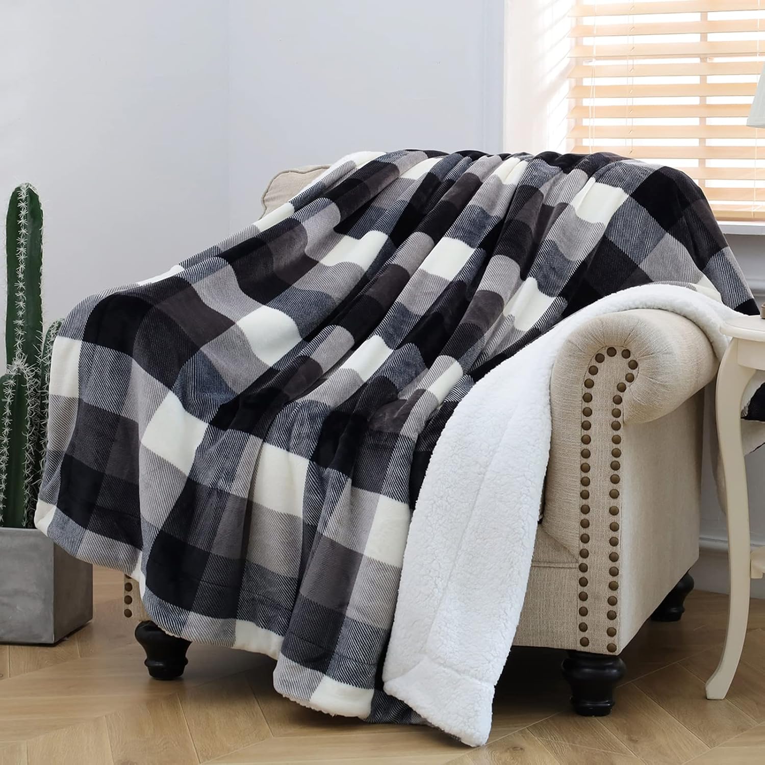 SOCHOW Manta de forro polar, de lana cuadriculada, doble cara, supersuave y lujosa manta de cama de 60 x 80 pulgadas, color negroblanco