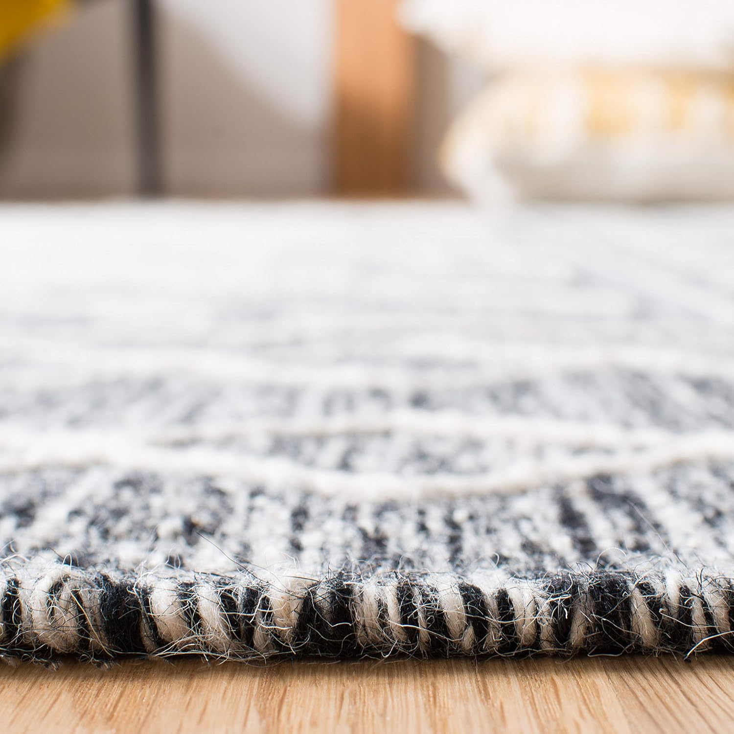 SAFAVIEH Kilim Collection – Alfombra de área de 5 x 8 pies, negro y marfil, lana marroquí con flecos, hecha a mano, ideal para zonas de alto tráfico