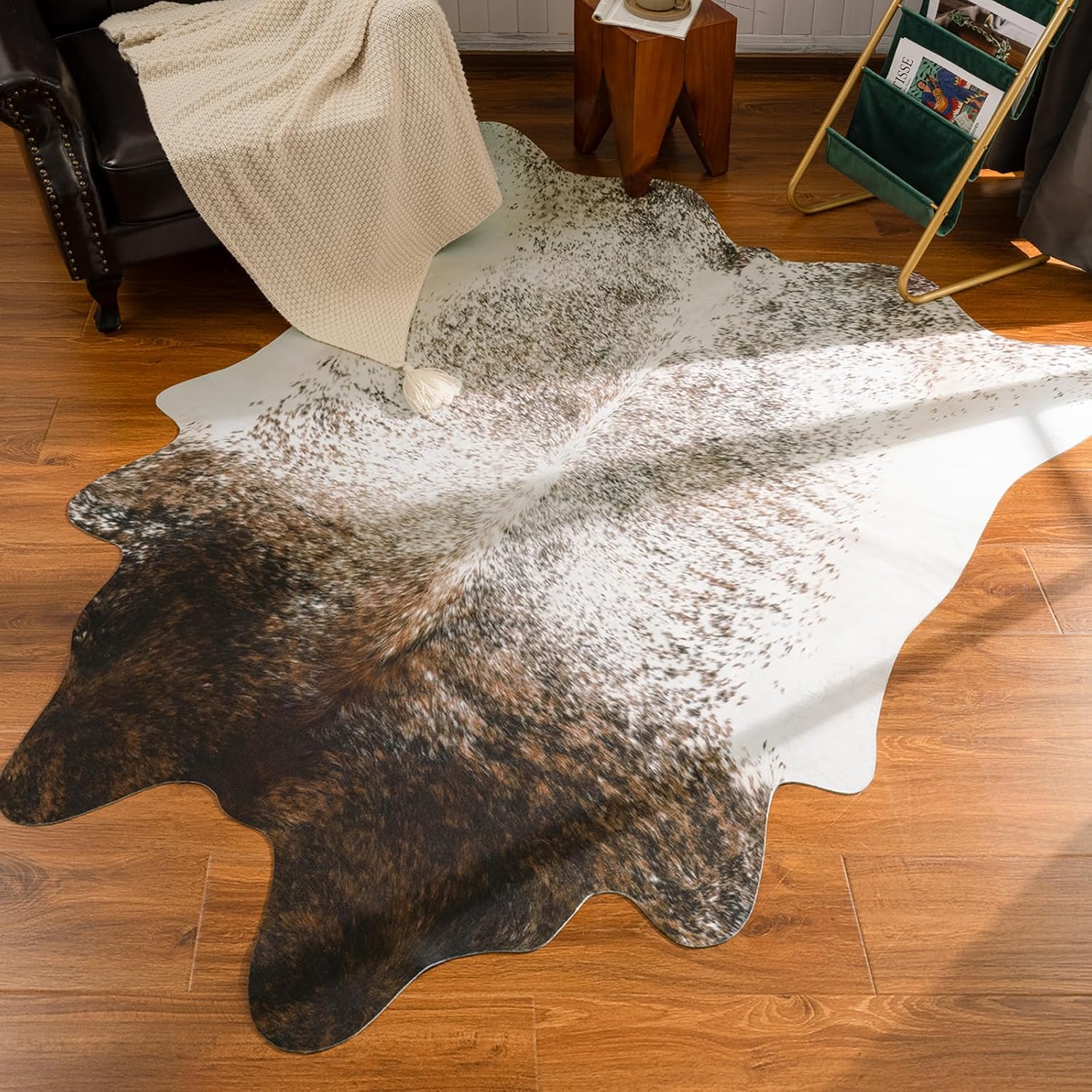 Rtizon Alfombra de piel de vaca sintética para sala de estar, 5.2 x 6.2 pies, marrón y blanco, alfombra de piel con estampado de vaca para