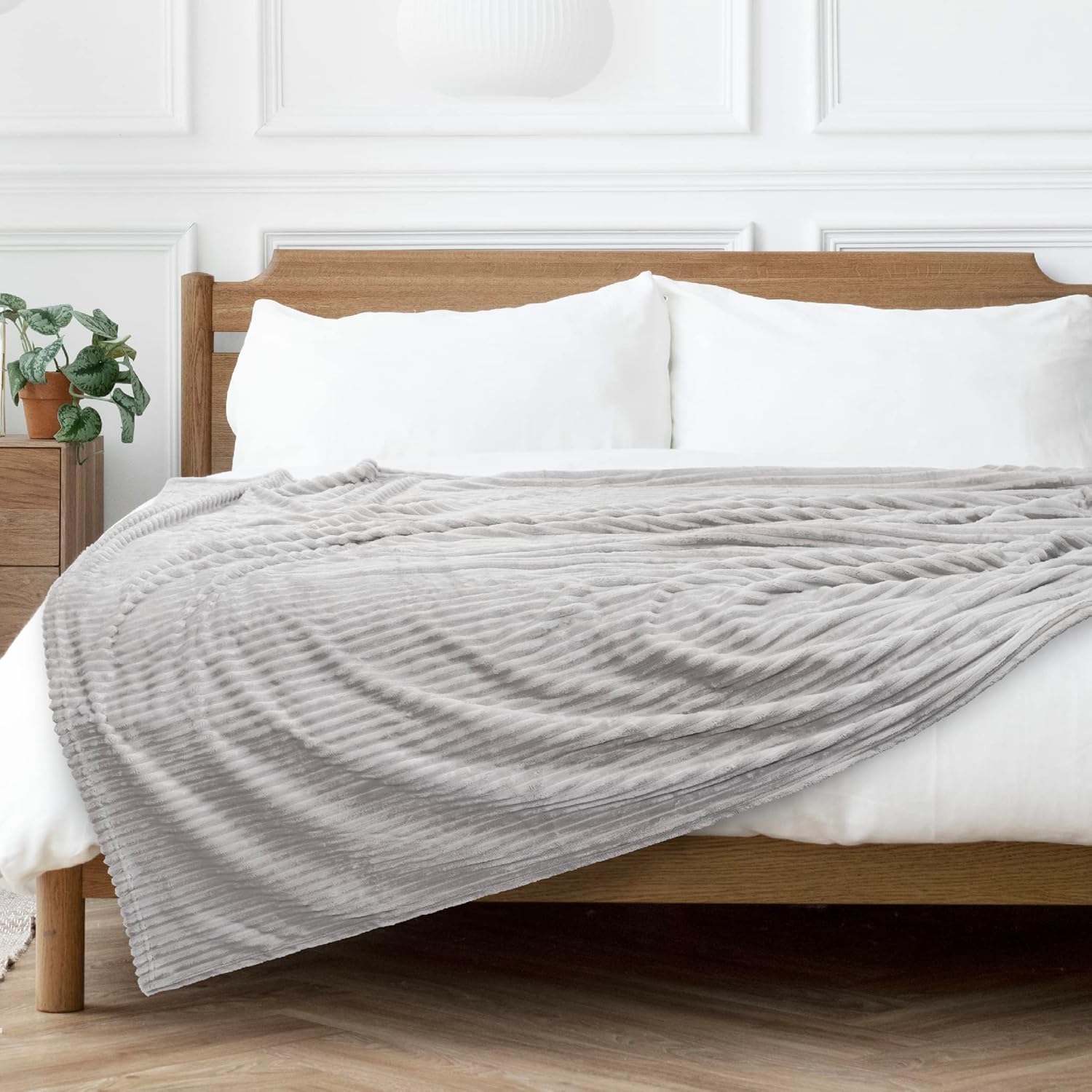PAVILIA Manta de vellón suave para cama King, color gris claro, manta de franela de felpa mullida, cálida y acogedora manta de microfibra acanalada