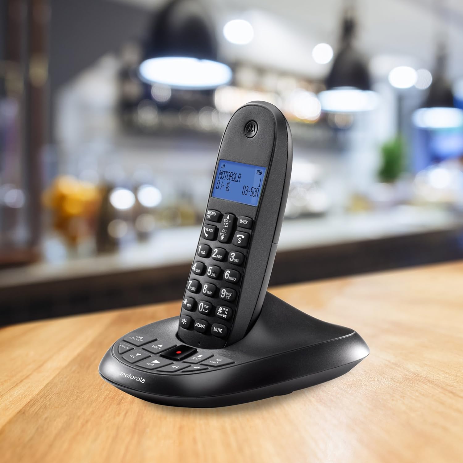 Motorola DECT 6.0 Teléfono doméstico inalámbrico digital con contestador automático y cuatro teléfonos C1014LX