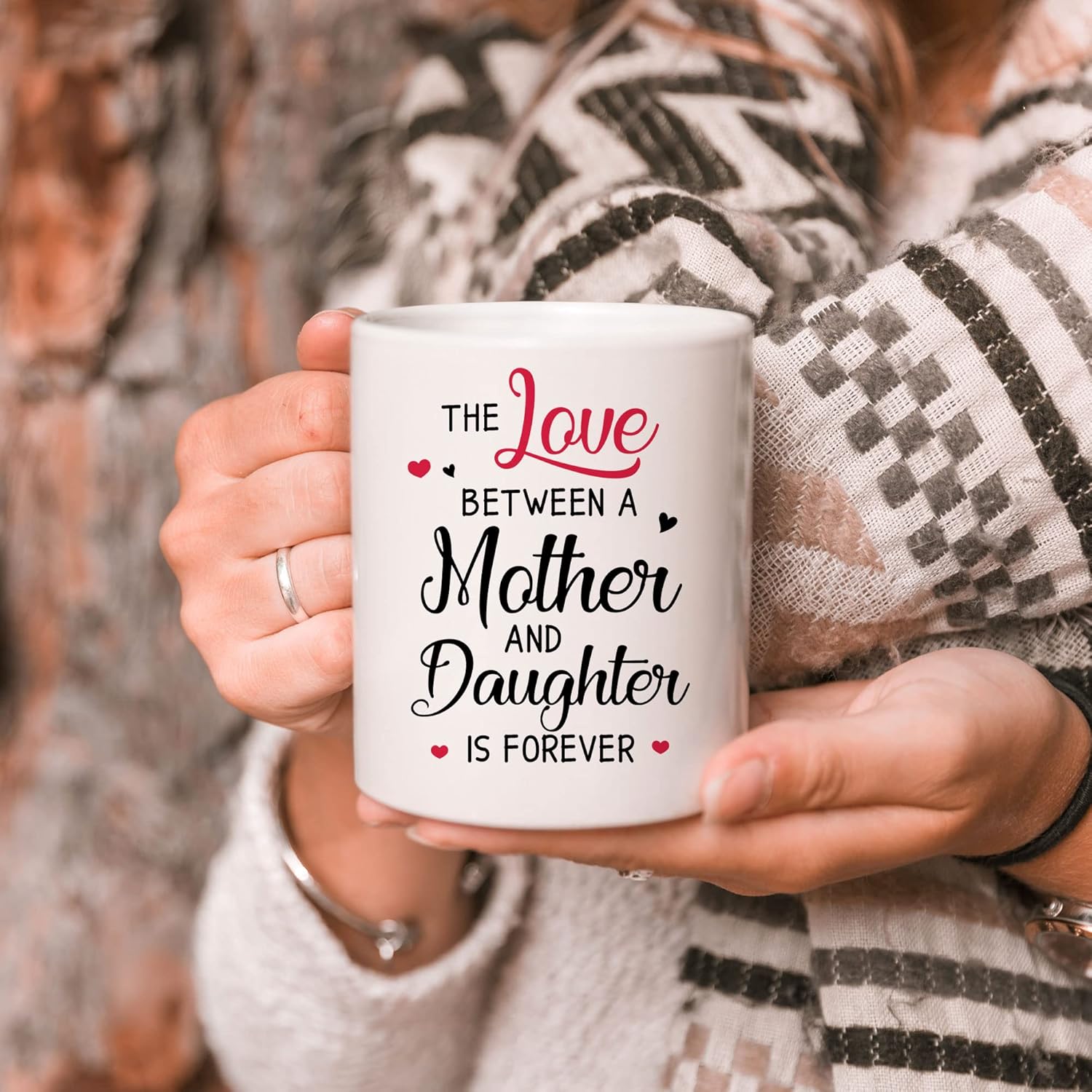 Taza de café personalizada con Avatares, nombres (madre e hija) con texto en inglés “Happy Mother’s Day The Love Between A Mother And Daughter Is