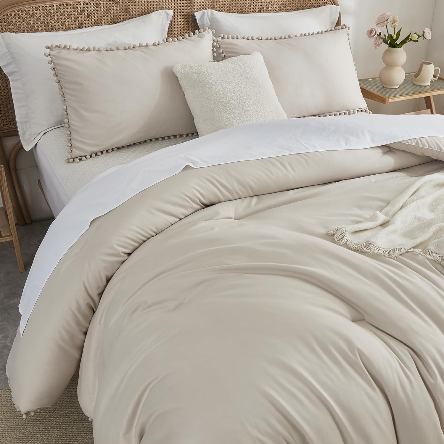annadaif Juego de edredón beige tamaño Queen, edredón de 3 piezas con flecos de pompones, juego de ropa de cama de microfibra suave alternativa para