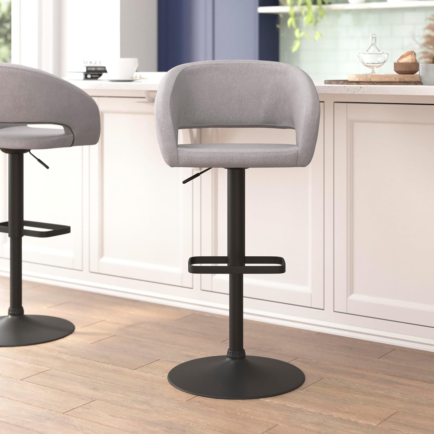 BizChair Taburete de bar de altura ajustable de tela gris contemporánea con respaldo medio redondeado y base negra