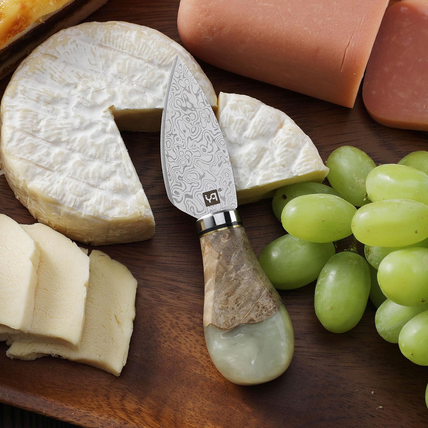 Cuchillo de queso de acero de Damasco para tablas de embutidos, cortador de queso para quesos suaves y duros desmenuzables, resina blanca y mango de