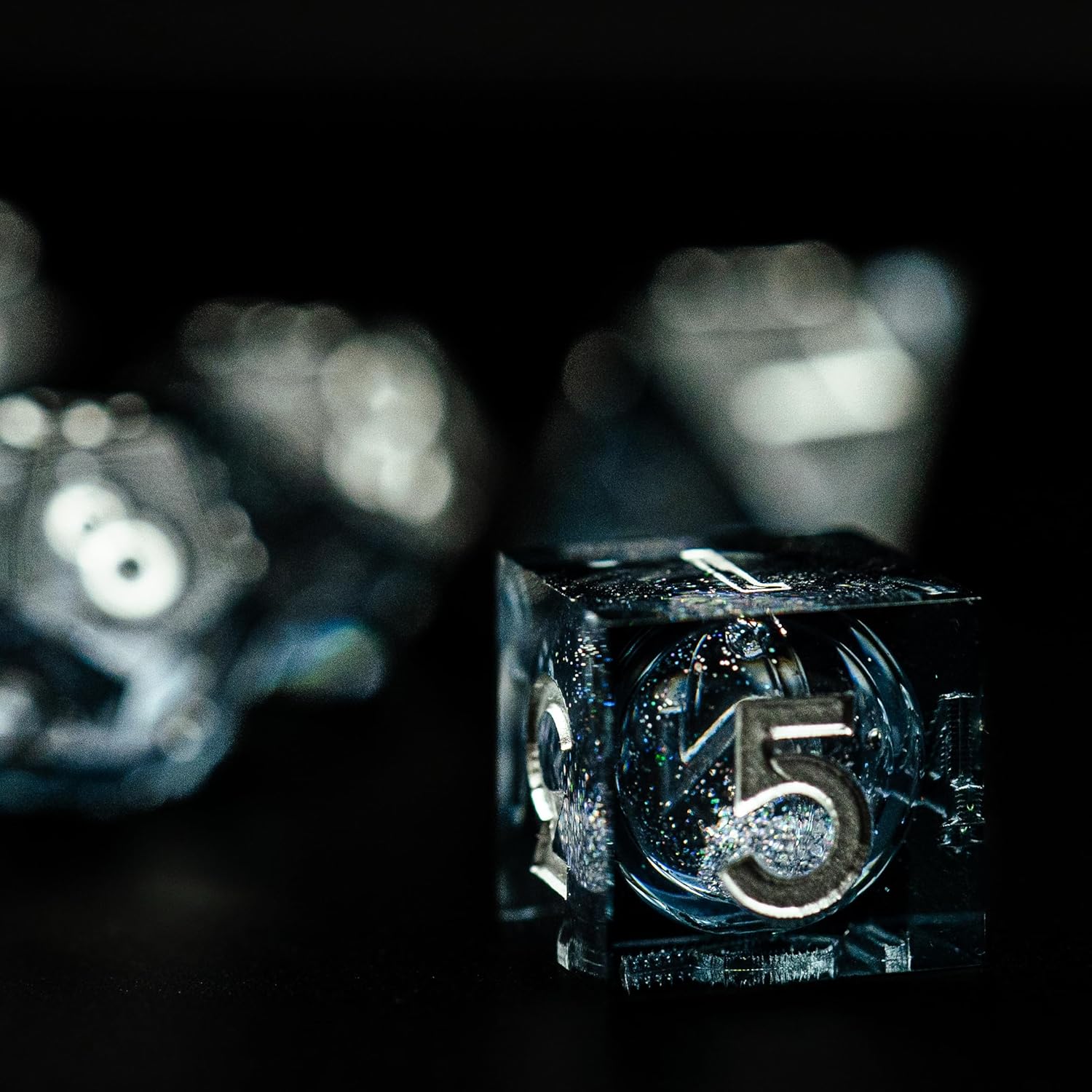 Dados DND de núcleo líquido, un juego completo de troqueles líquidos D&D con bolsa de terciopelo para juego de mazmorras y dragones (líquido gris)