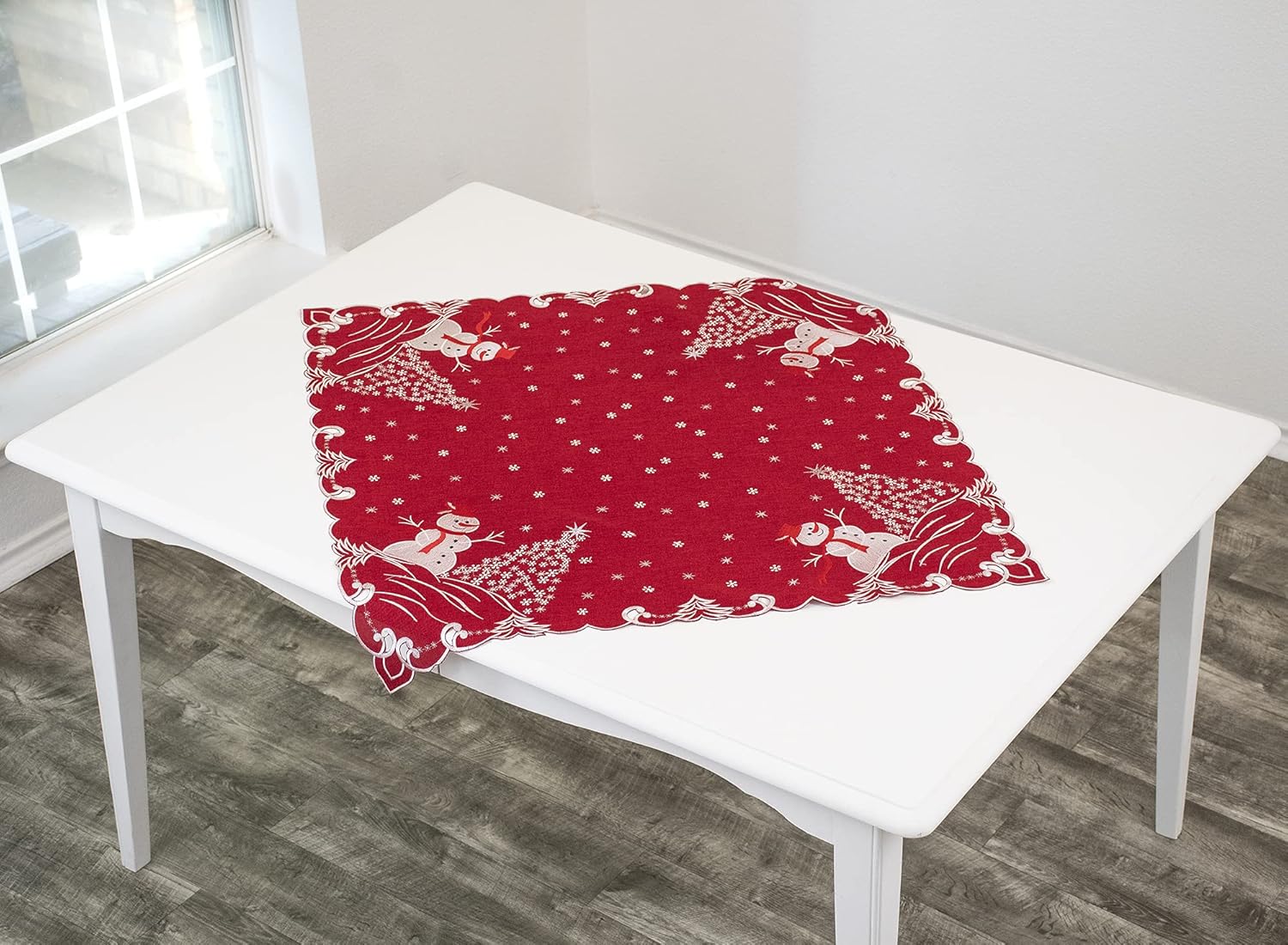Hermosamente elegante decoración de árboles plateados y muñeco de nieve sobre lino rojo, mantel pequeño, centro de mesa (cuadrado de 34 pulgadas)