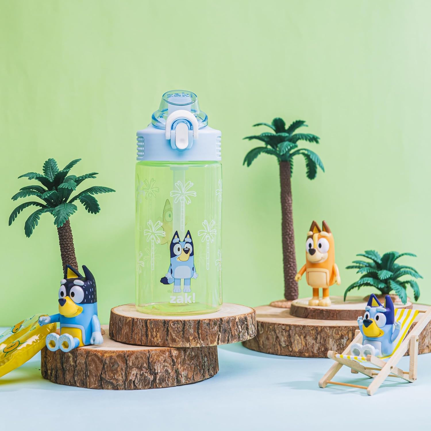 Zak Designs Sage Bluey Botella de agua para niños, escuela o viajes, plástico duradero, 16onzas, con popote, asa, tapa, boquilla abatible, a prueba