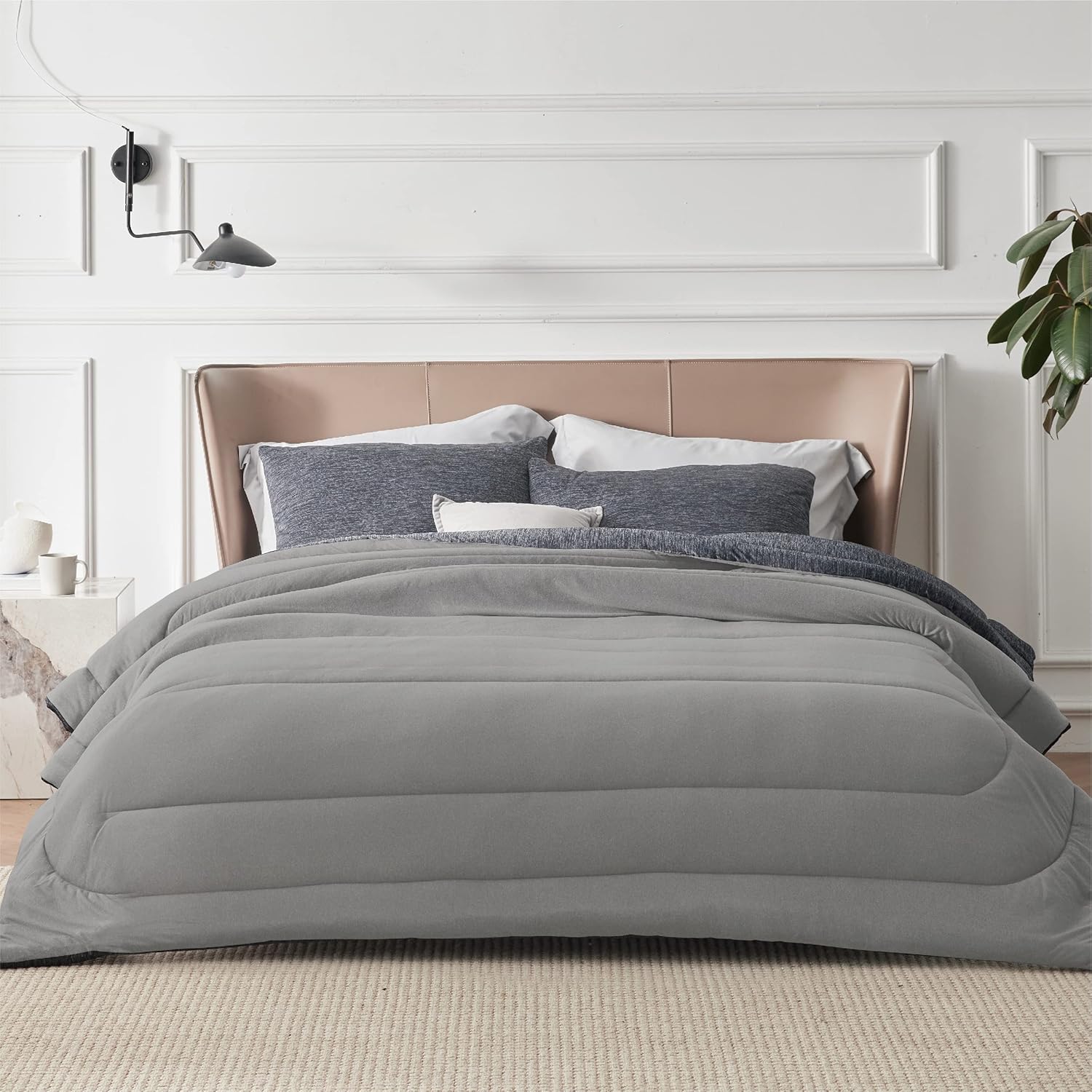Bedsure Juego de edredón Cal King, juego de cama refrescante y cálido, edredón reversible gris oscuro para todas las estaciones, 3 piezas, 1 edredón