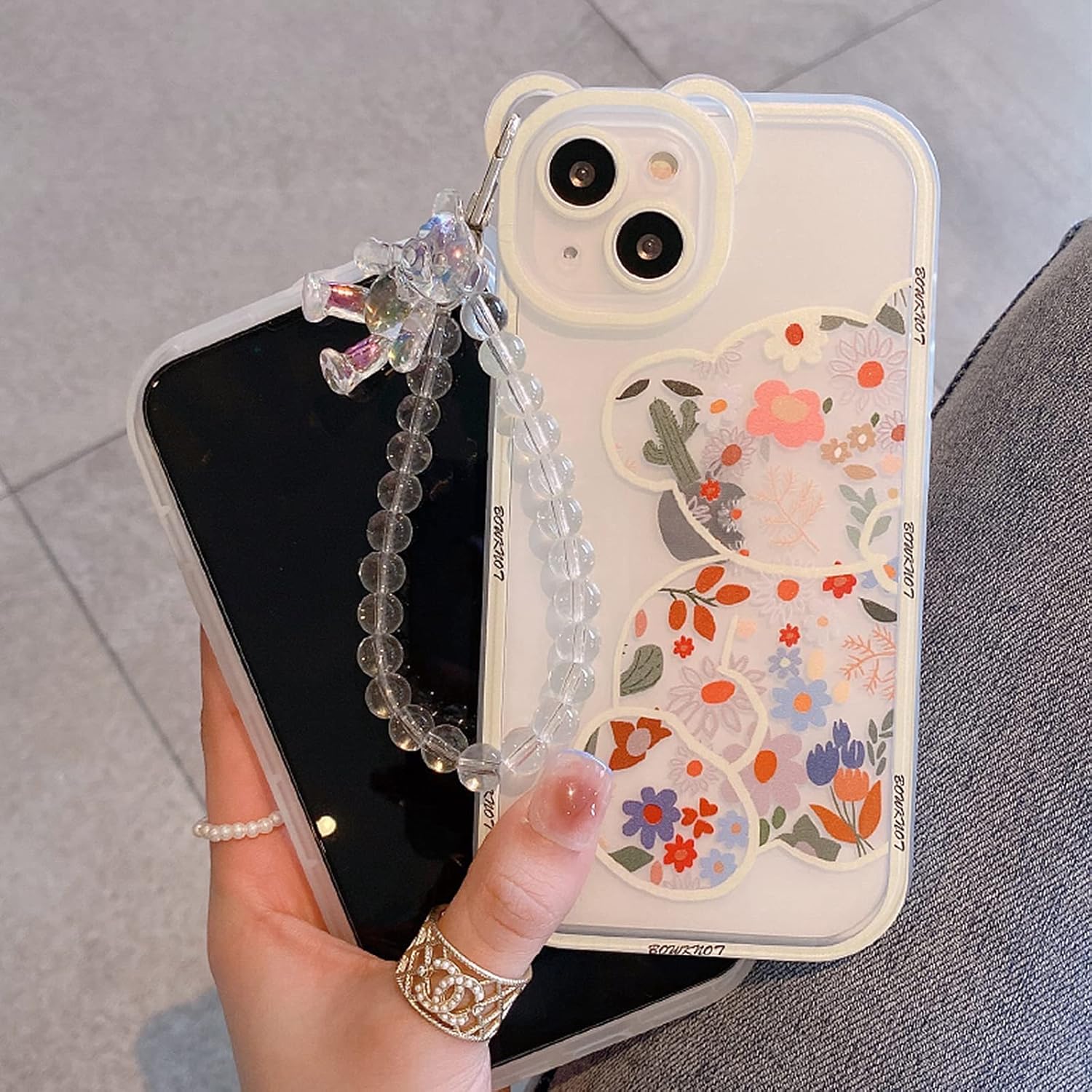 Compatible con iPhone 11, bonita funda de oso floral con bonita correa de muñeca y cadena para niñas y mujeres, protección de cámara Kawaii,