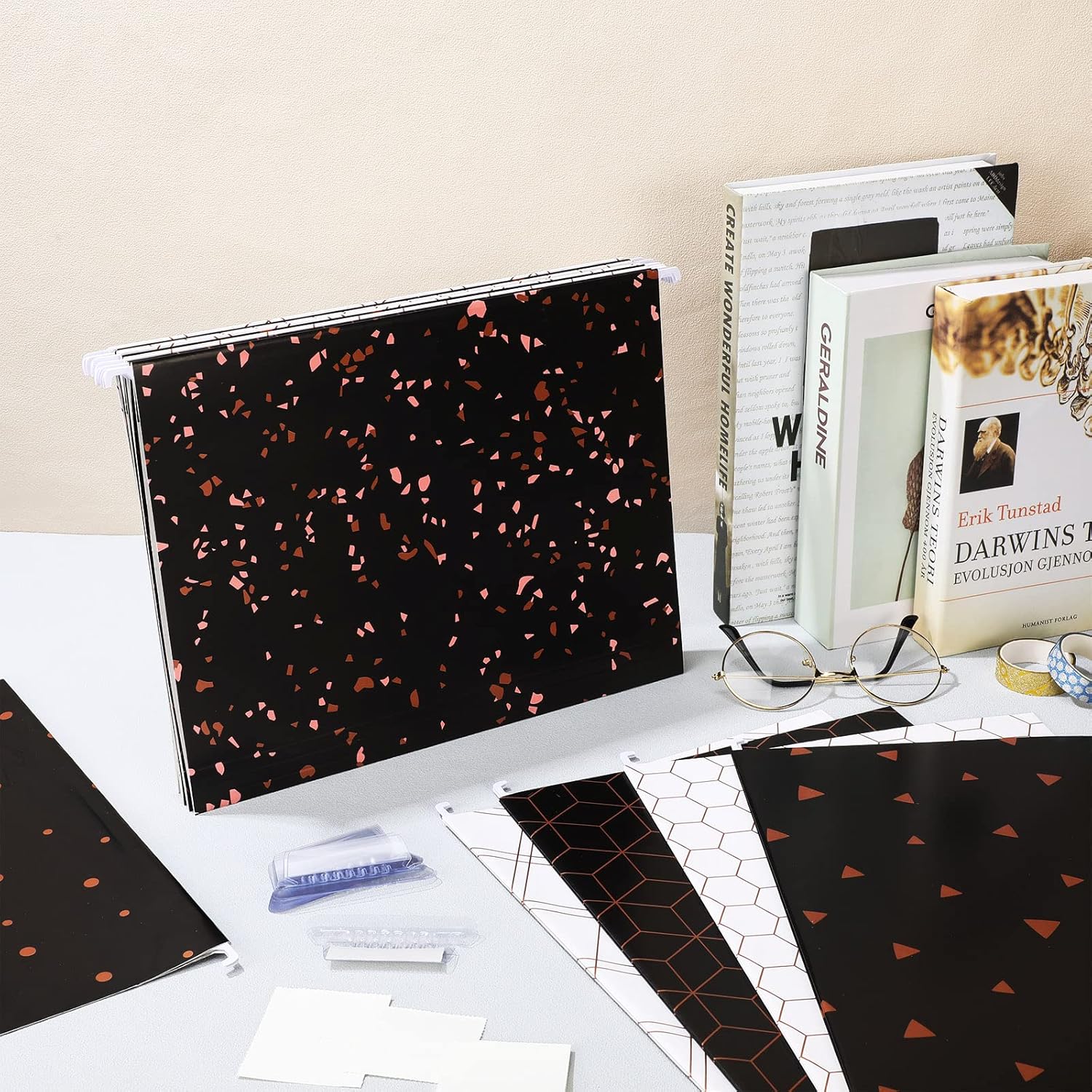 Paquete económico de 32 carpetas de archivos, 8 bonitos diseños gráficos, incluyendo pestañas e insertos ajustables, tamaño carta, organizador