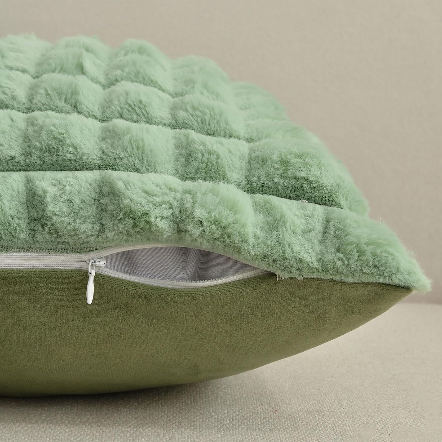 FUTEI Juego de 2 fundas de almohada decorativas de color verde salvia de 20 x 20 pulgadas, fundas de cojín cuadradas, piel sintética de conejo