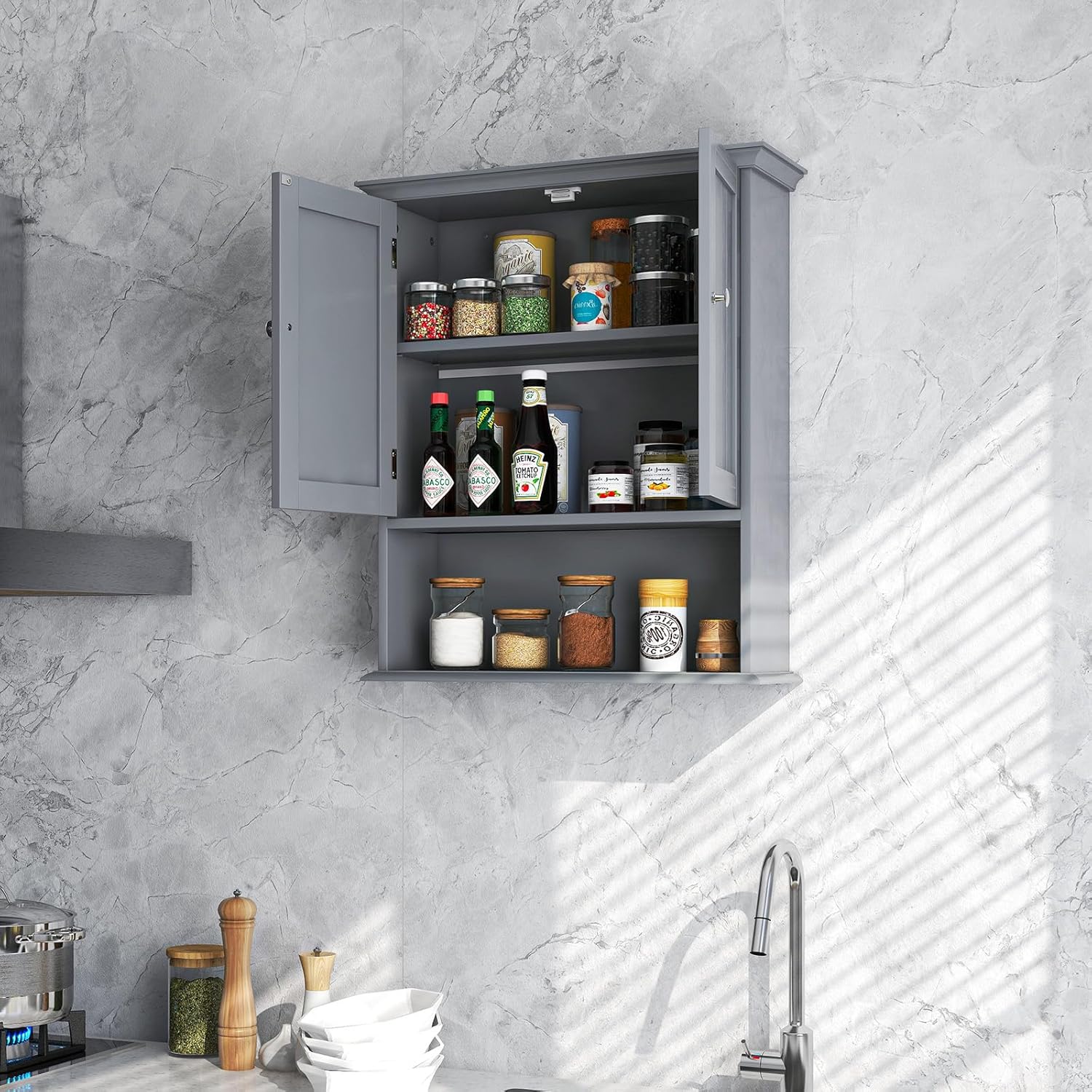 Tangkula Armario de pared de baño, armario colgante de madera con puertas y estantes, gabinete de almacenamiento multiusos para baño, cocina, sala