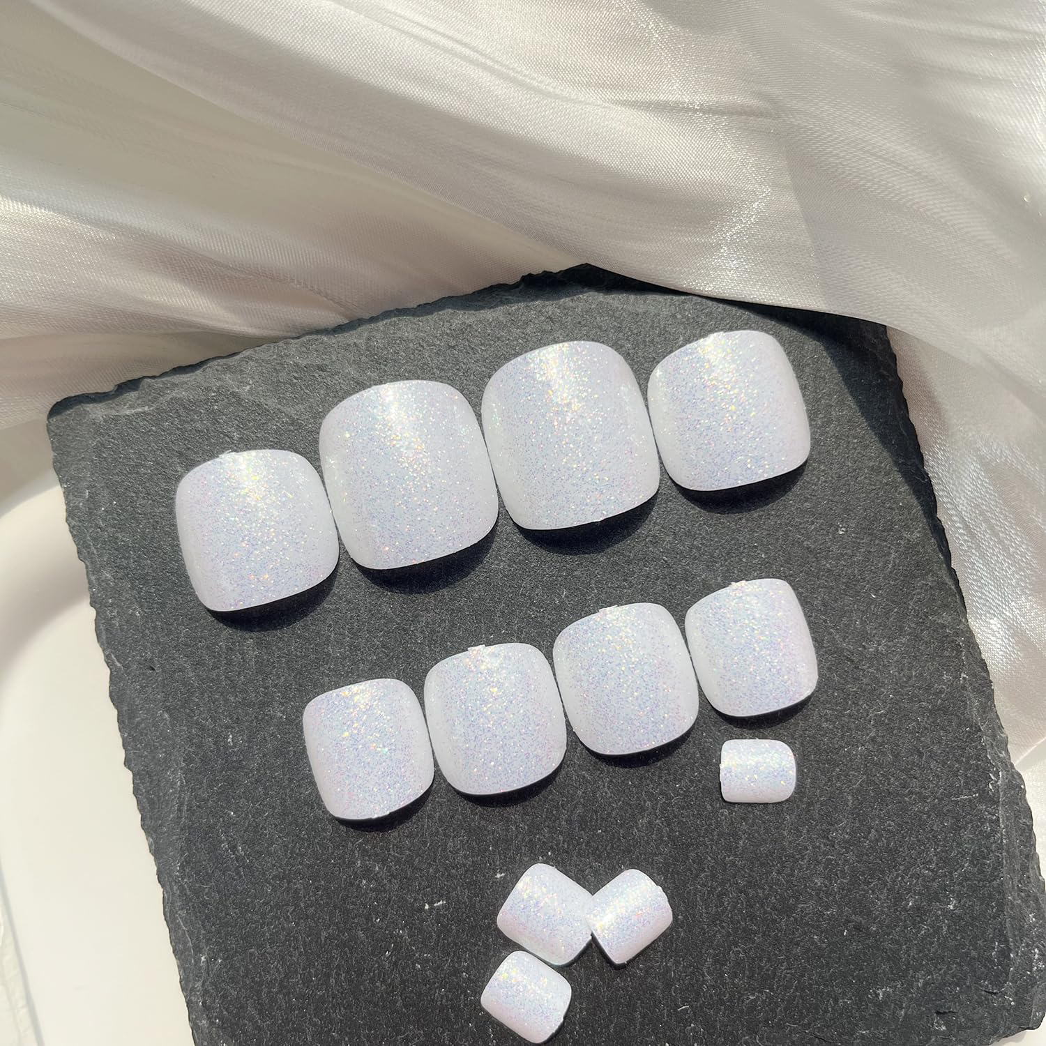 Uñas postizas blancas a presión con forma cuadrada corta, uñas postizas de cobertura completa, uñas acrílicas brillantes con diseño de purpurina,