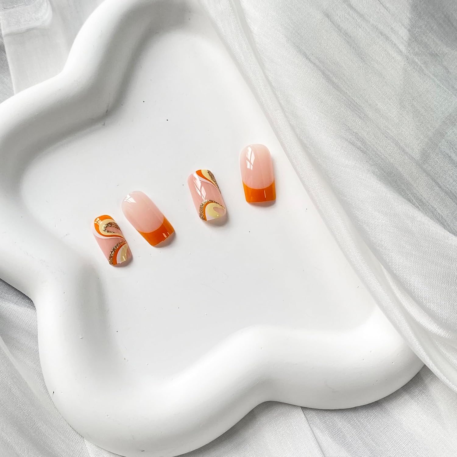 Uñas postizas cuadradas de otoño, uñas cortas a presión, uñas postizas amarillas con diseño de curva dorada brillante, uñas postizas artificiales