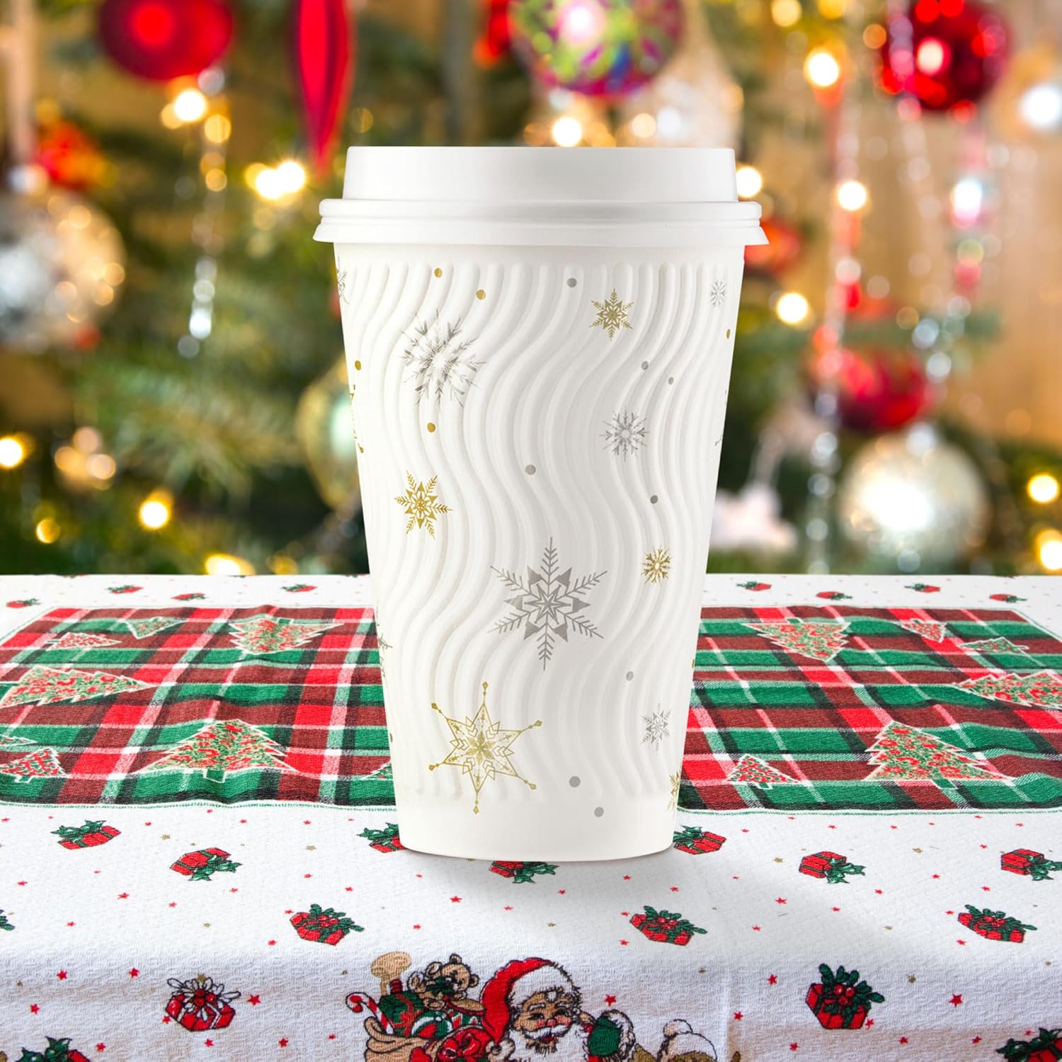Paquete de 100 tazas de café de Navidad de 16 onzas, vasos de papel desechables de invierno con copos de nieve blancos, vasos de papel de pared con