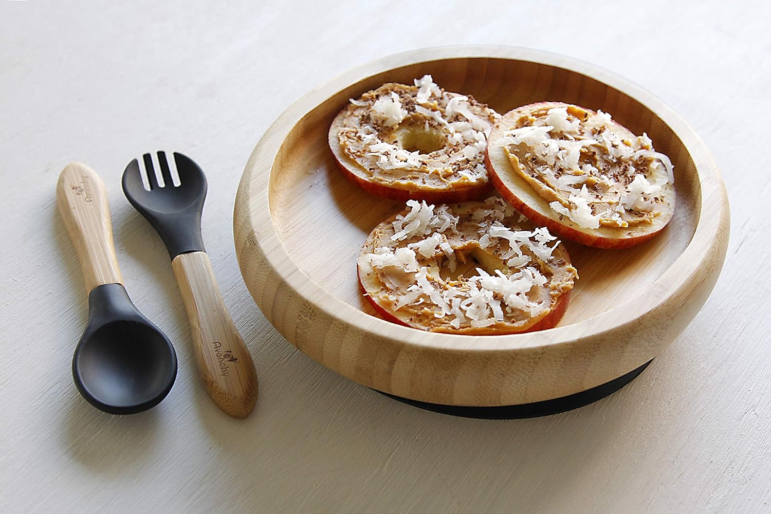 Avanchy Platos clásicos para bebés de bambú no divididos con succión para bebés y niños pequeños con cuchara de silicona para alimentación, color