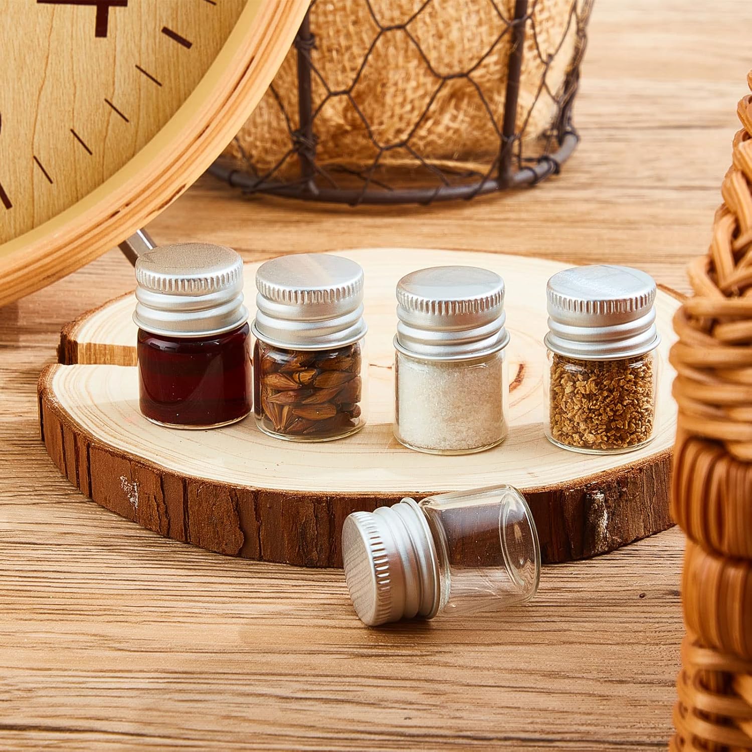 Tessco 100 mini botellas de vidrio de 0.2 onzas líquidas con tapas de rosca, frascos pequeños de vidrio vacíos con tapas de aluminio, recipiente