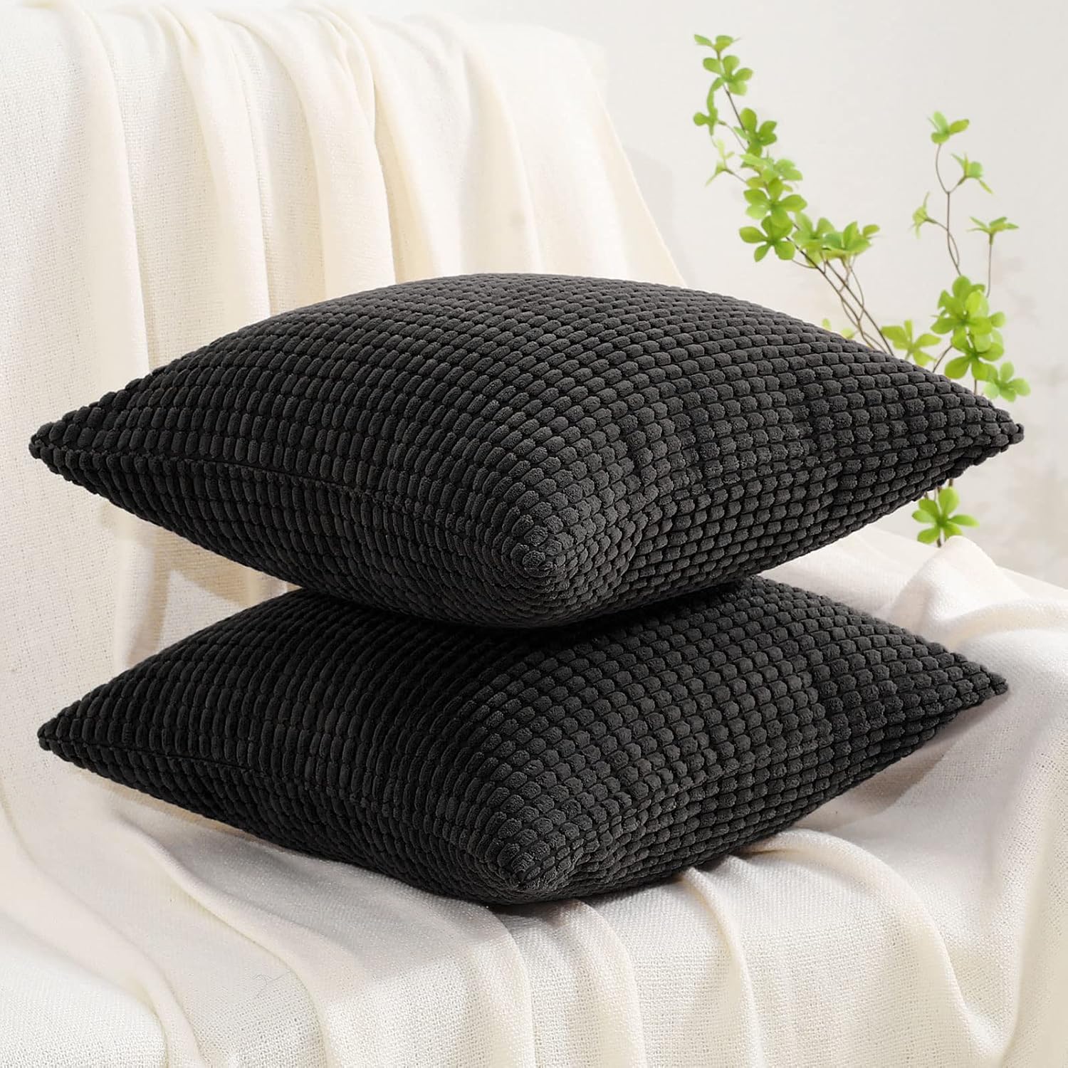 Ikuoic Juego de 2 fundas de almohada decorativas negras de 20 x 20 pulgadas, fundas de cojín cuadradas, tela de pana suave y acogedora a rayas,