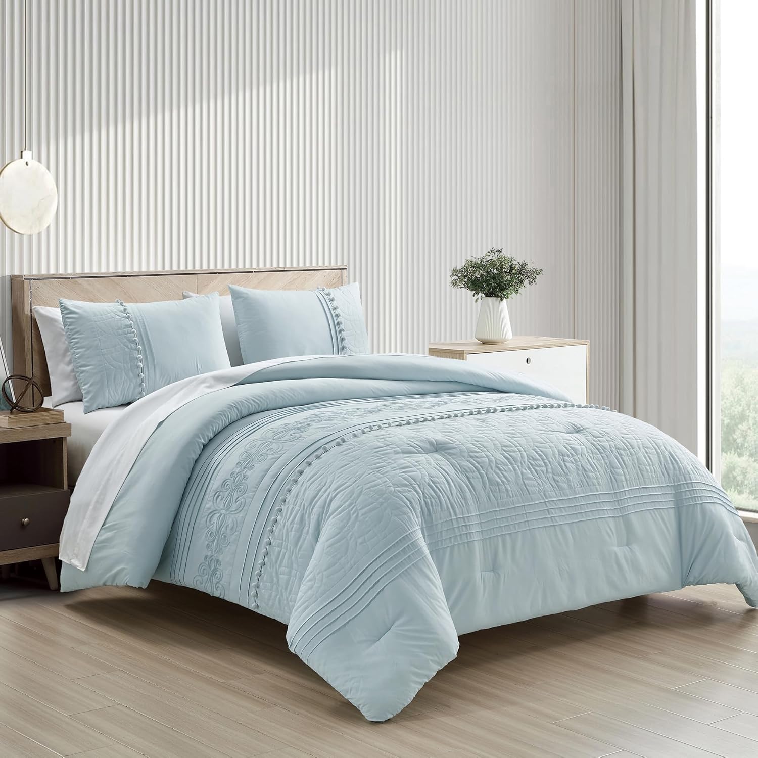 Chezmoi Collection Athena Bed in a Bag – Juego de edredón de 7 piezas de felpilla bordada con pompones y sábanas para todas las estaciones, Queen,