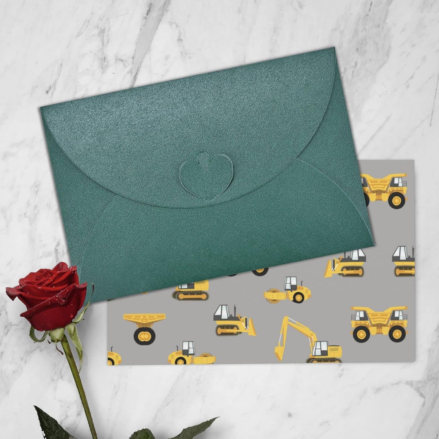 Los camiones de la construcción imprimen las tarjetas de felicitación del día de fiesta en blanco las tarjetas de la nota con los sobres