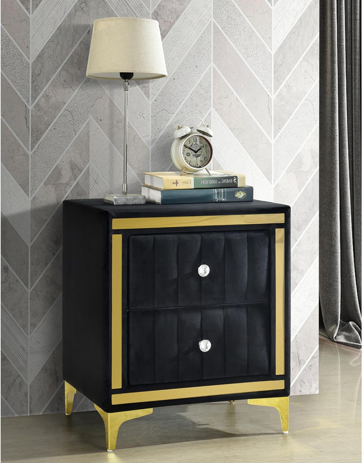 Better Home Products Mesita de noche Monique Velvet con patas doradas en negro