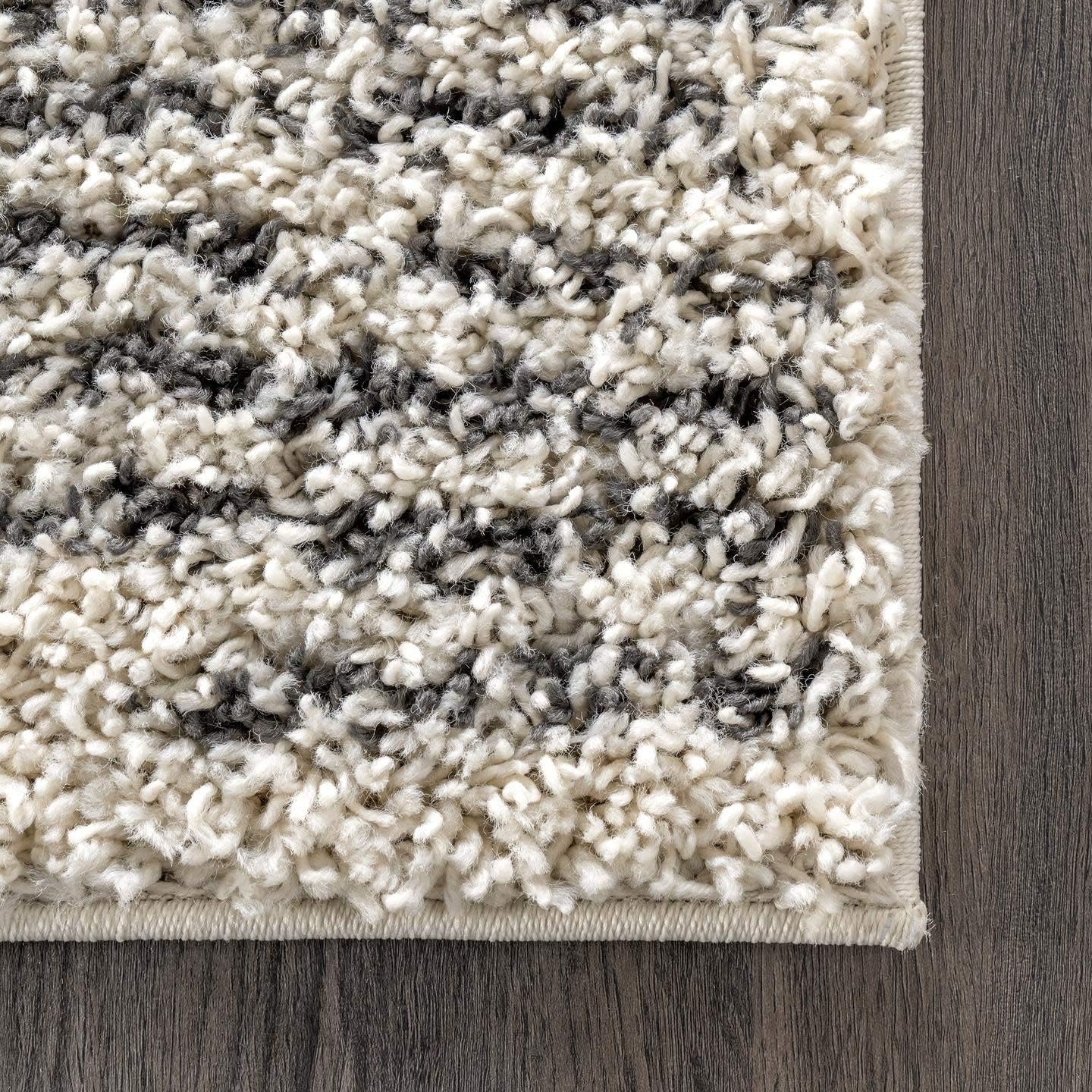nuLOOM Scarlette – Alfombra abstracta de diamantes de 2 pies 8 pulgadas x 8 pies, color blanco roto