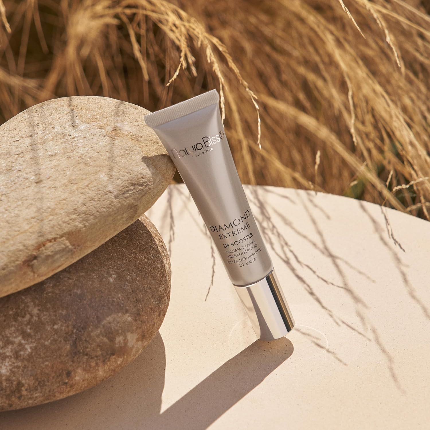 Natura Bissé Diamond Lip Booster  Suero labial de nutrición extrema  Suaviza, rellena y repone  Para piel normal y seca, 0.5 onzas