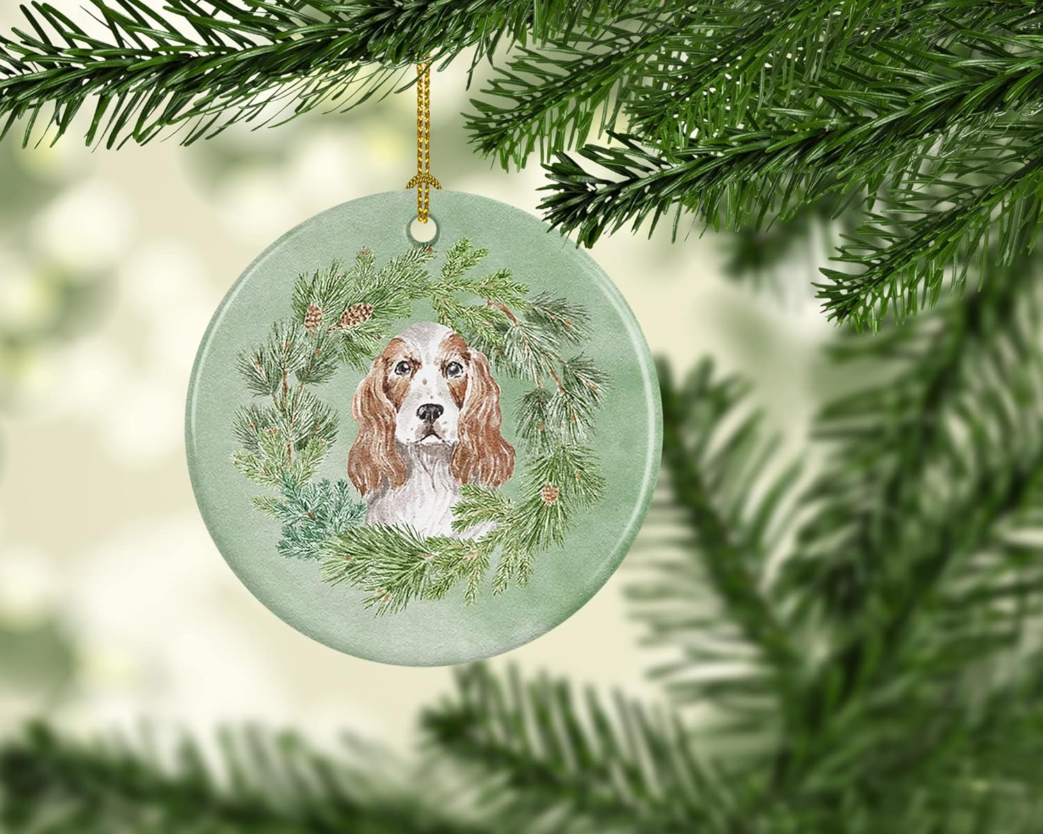 Caroline’s Treasures Cocker Spaniel – Corona de Navidad roja y blanca, adorno de cerámica para colgar en el árbol de Navidad, decoración para el