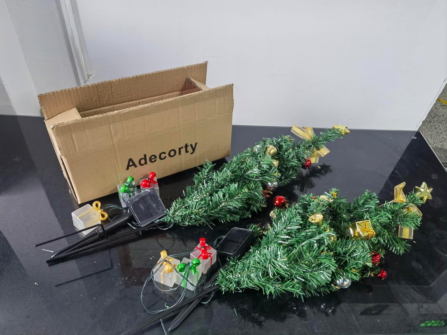 Decoración solar para árbol de Navidad, luces para exteriores, paquete de 2 con 60 LED, 44 adornos de Navidad, 6 cajas de regalo iluminadas, 8