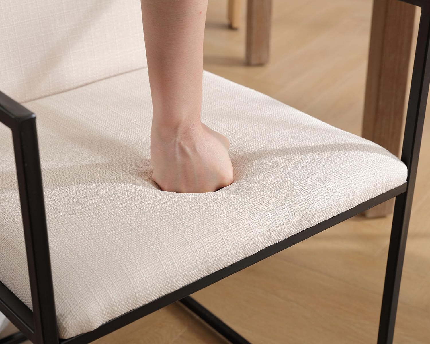 VESCASA Sillas de comedor de lino con patas de metal negro, sillas de comedor modernas con respaldo para cocina, comedor, juego de 2, beige